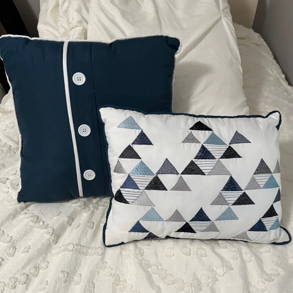 Set of 2 throw pillows.